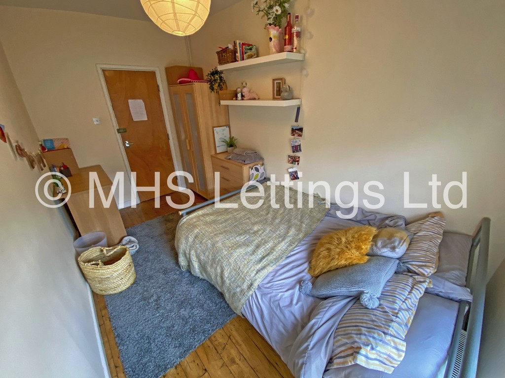 Photo of 6 Bedroom Mid Terraced House in 20 Hessle Terrace, Leeds, LS6 1EQ