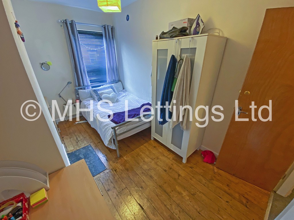 Photo of 6 Bedroom Mid Terraced House in 20 Hessle Terrace, Leeds, LS6 1EQ