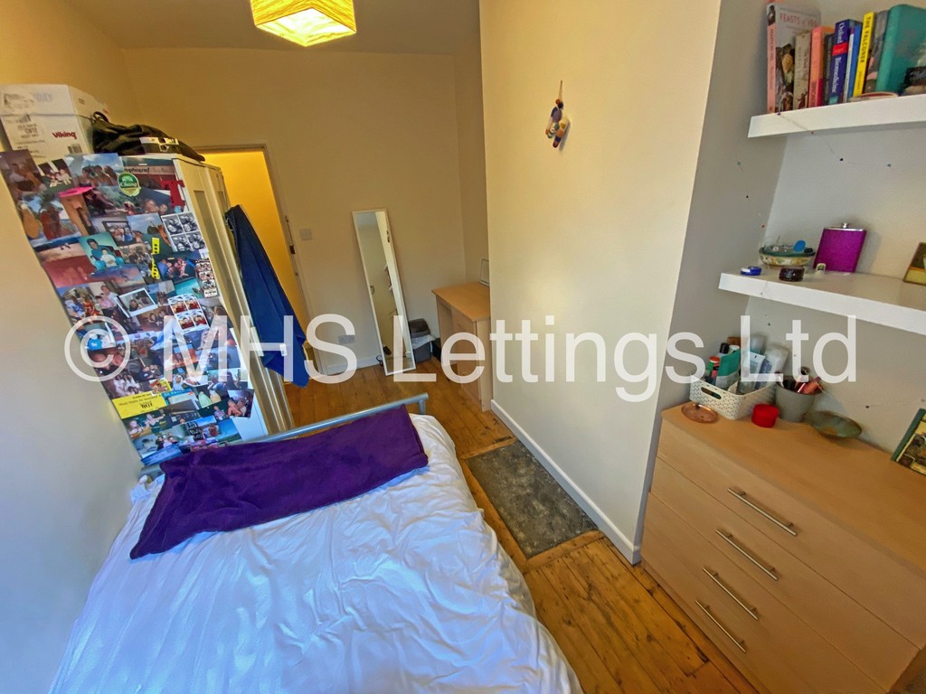 Photo of 6 Bedroom Mid Terraced House in 20 Hessle Terrace, Leeds, LS6 1EQ