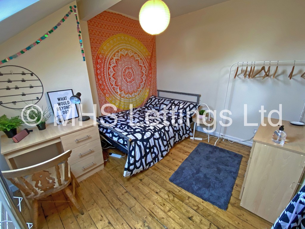 Photo of 6 Bedroom Mid Terraced House in 20 Hessle Terrace, Leeds, LS6 1EQ