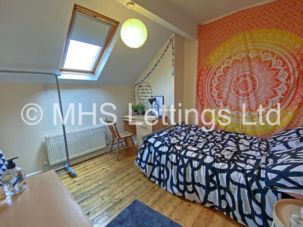 Photo of 6 Bedroom Mid Terraced House in 20 Hessle Terrace, Leeds, LS6 1EQ
