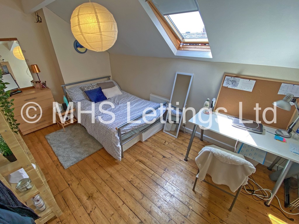 Photo of 6 Bedroom Mid Terraced House in 20 Hessle Terrace, Leeds, LS6 1EQ