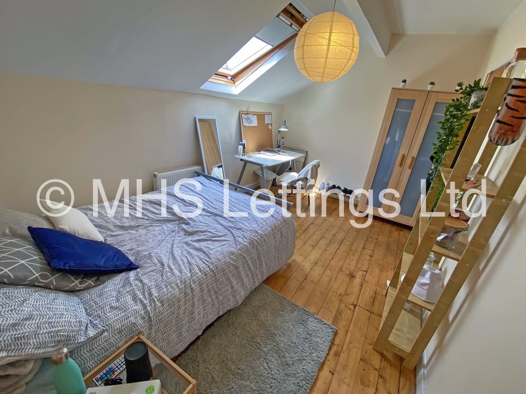 Photo of 6 Bedroom Mid Terraced House in 20 Hessle Terrace, Leeds, LS6 1EQ