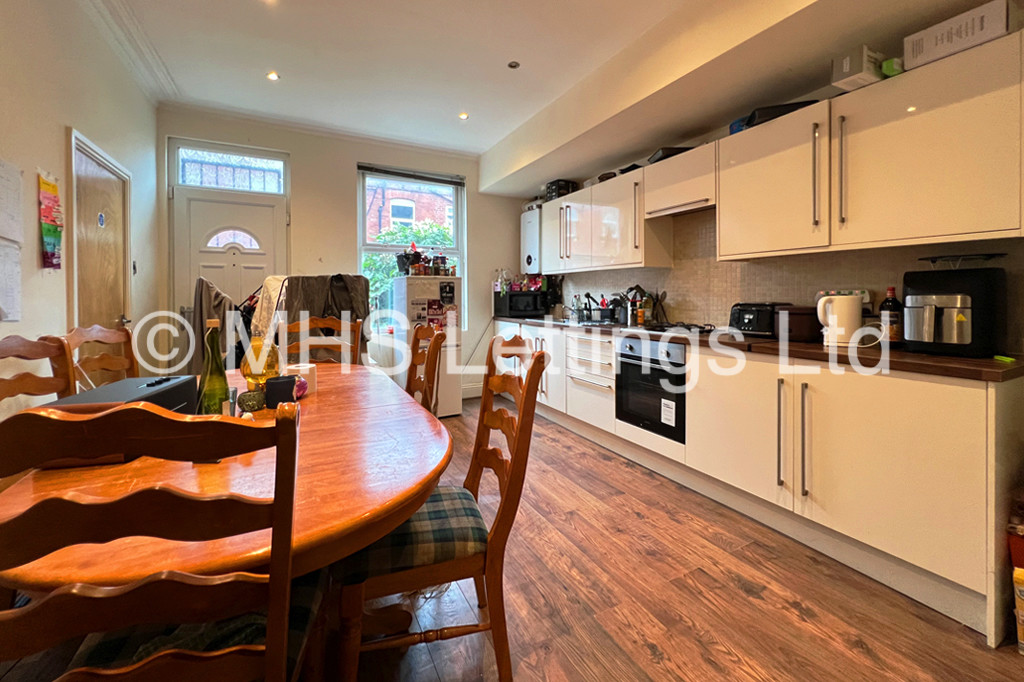 Photo of 6 Bedroom Mid Terraced House in 20 Hessle Terrace, Leeds, LS6 1EQ