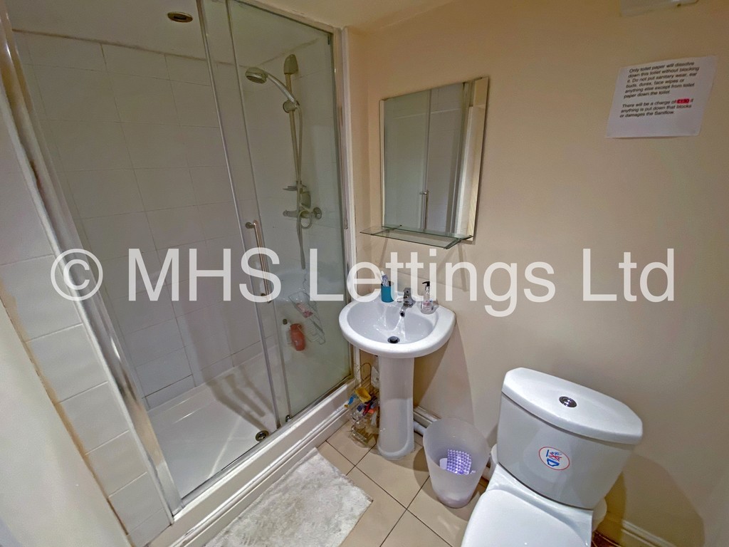 Photo of 6 Bedroom Mid Terraced House in 20 Hessle Terrace, Leeds, LS6 1EQ