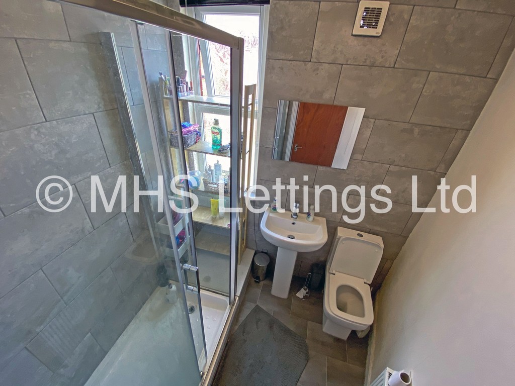 Photo of 6 Bedroom Mid Terraced House in 20 Hessle Terrace, Leeds, LS6 1EQ