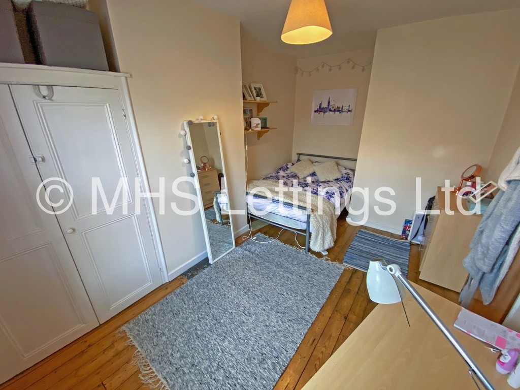 Photo of 6 Bedroom Mid Terraced House in 20 Hessle Terrace, Leeds, LS6 1EQ