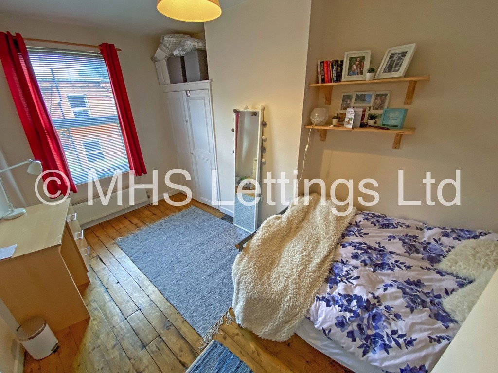 Photo of 6 Bedroom Mid Terraced House in 20 Hessle Terrace, Leeds, LS6 1EQ