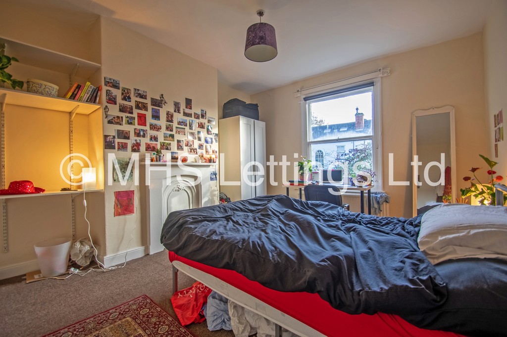 Photo of 4 Bedroom Mid Terraced House in 19 Victoria Road, Leeds, LS6 1AS