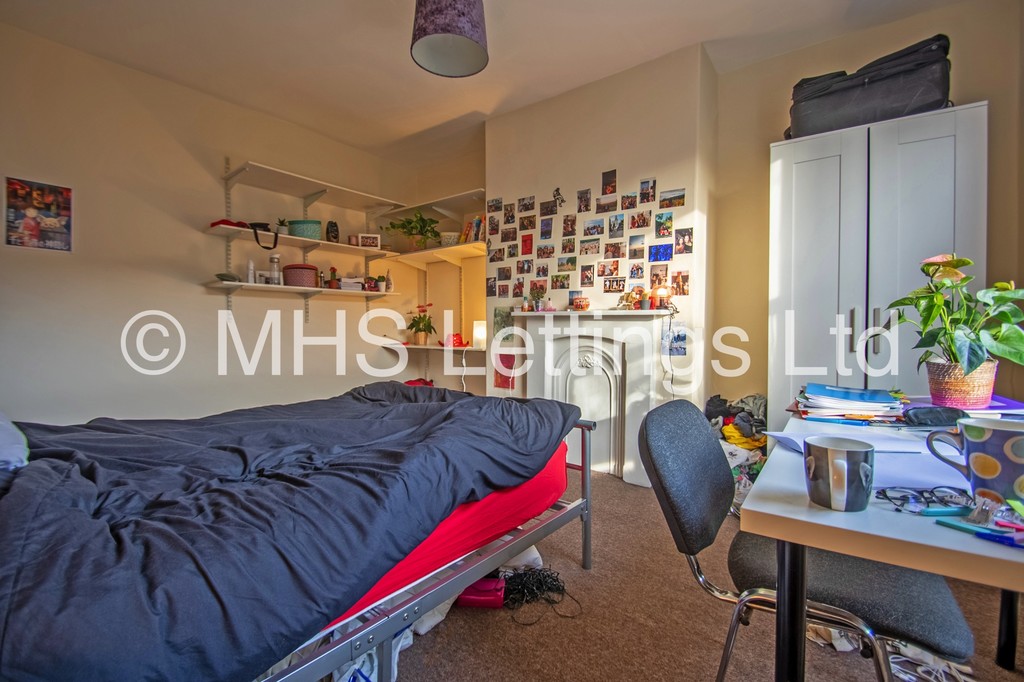 Photo of 4 Bedroom Mid Terraced House in 19 Victoria Road, Leeds, LS6 1AS