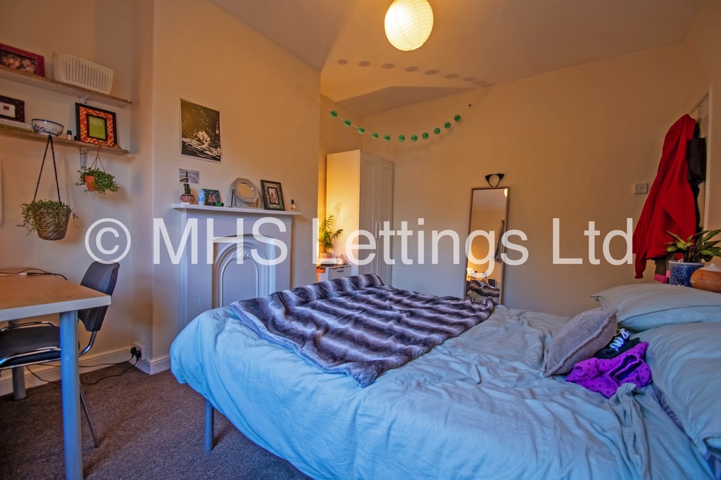 Photo of 4 Bedroom Mid Terraced House in 19 Victoria Road, Leeds, LS6 1AS