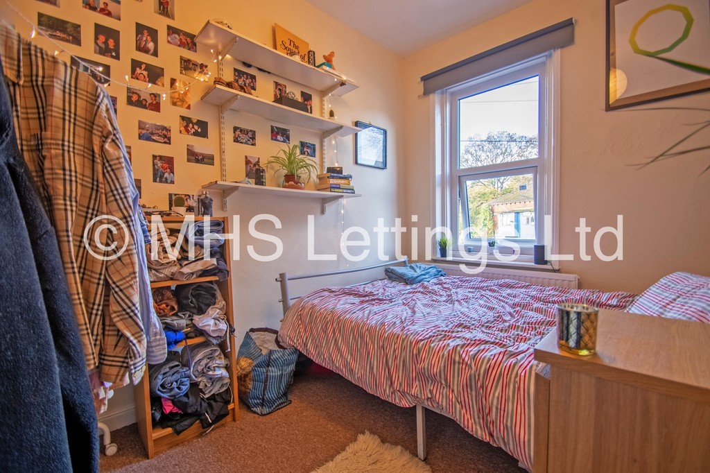 Photo of 4 Bedroom Mid Terraced House in 19 Victoria Road, Leeds, LS6 1AS