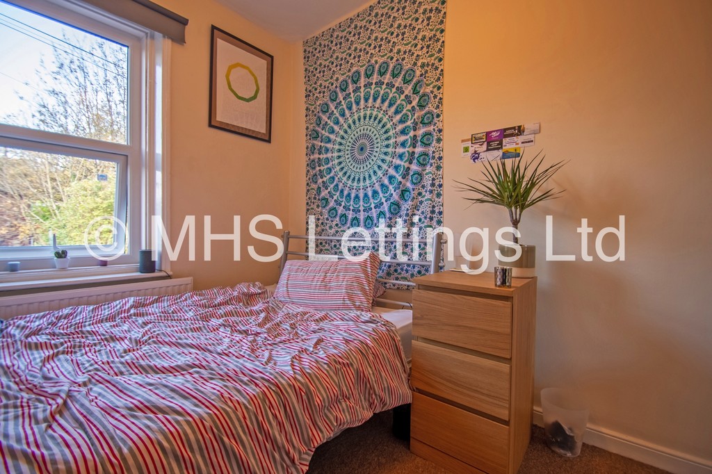 Photo of 4 Bedroom Mid Terraced House in 19 Victoria Road, Leeds, LS6 1AS