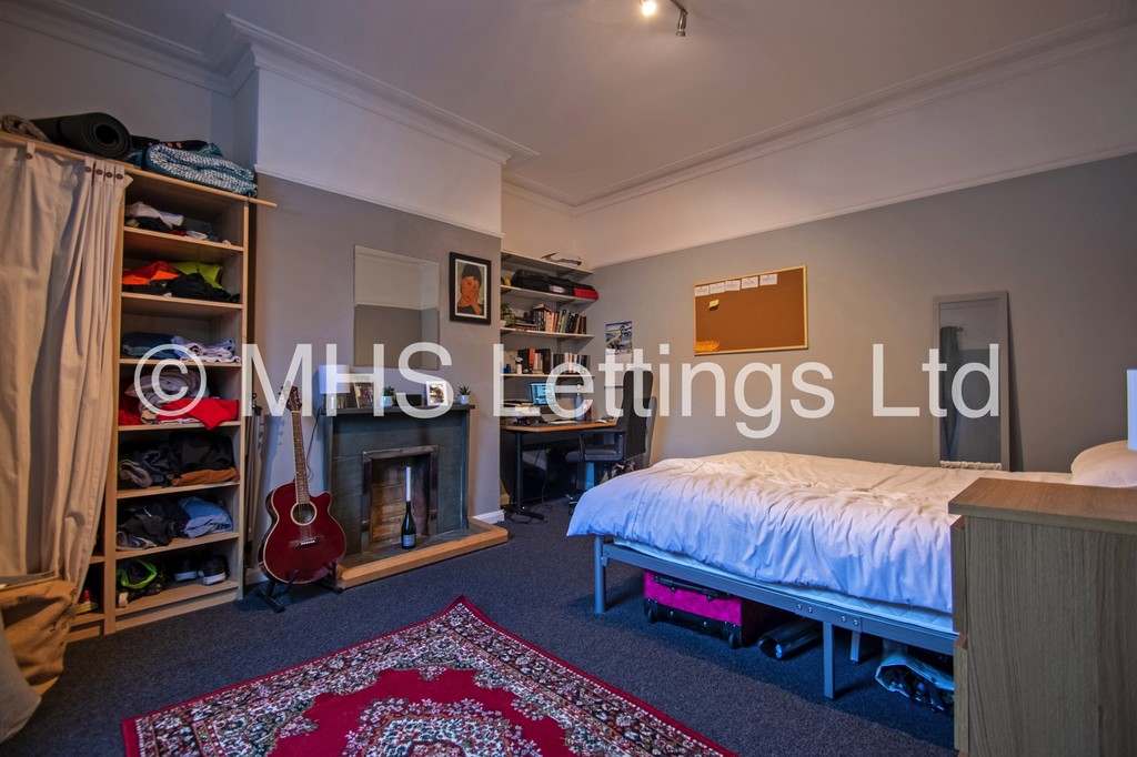 Photo of 4 Bedroom Mid Terraced House in 19 Victoria Road, Leeds, LS6 1AS