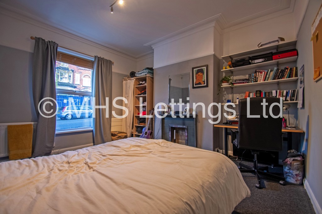 Photo of 4 Bedroom Mid Terraced House in 19 Victoria Road, Leeds, LS6 1AS