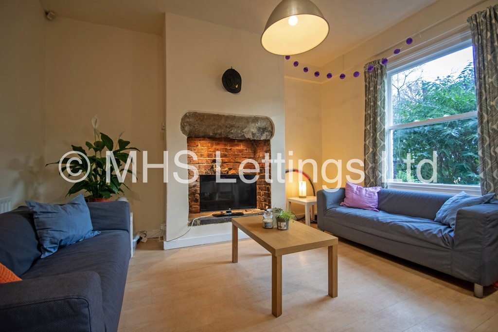Photo of 4 Bedroom Mid Terraced House in 19 Victoria Road, Leeds, LS6 1AS