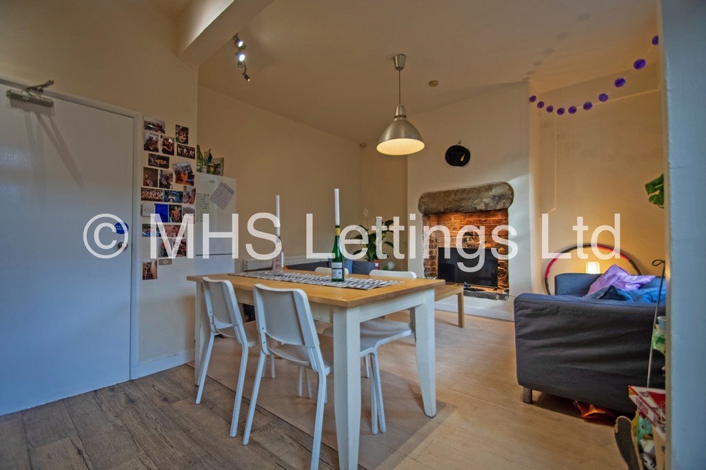 Photo of 4 Bedroom Mid Terraced House in 19 Victoria Road, Leeds, LS6 1AS