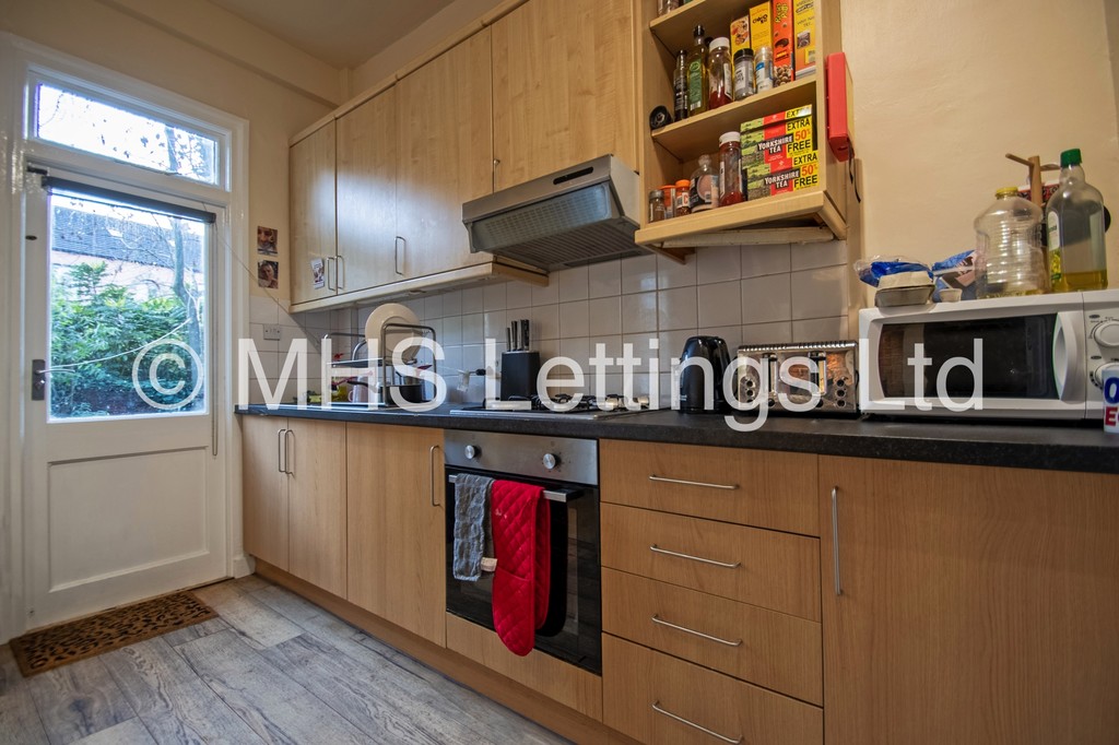 Photo of 4 Bedroom Mid Terraced House in 19 Victoria Road, Leeds, LS6 1AS