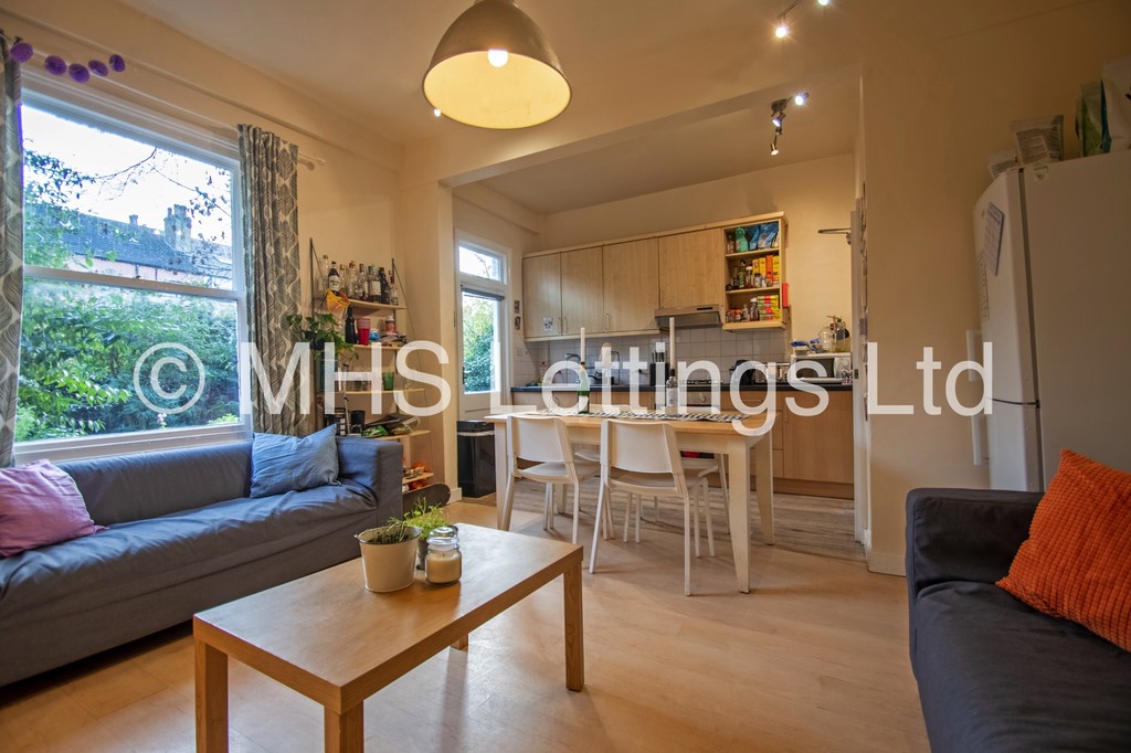 Photo of 4 Bedroom Mid Terraced House in 19 Victoria Road, Leeds, LS6 1AS