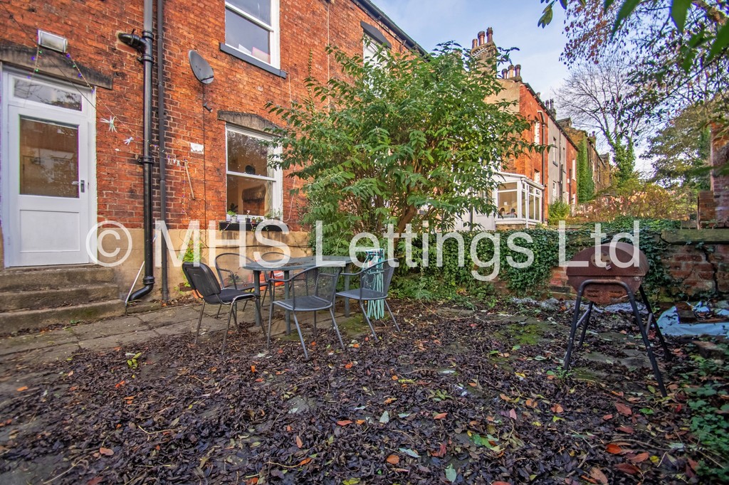 Photo of 4 Bedroom Mid Terraced House in 19 Victoria Road, Leeds, LS6 1AS
