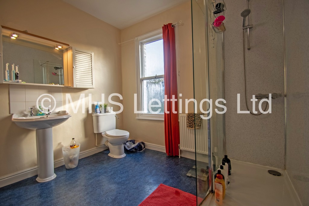 Photo of 4 Bedroom Mid Terraced House in 19 Victoria Road, Leeds, LS6 1AS