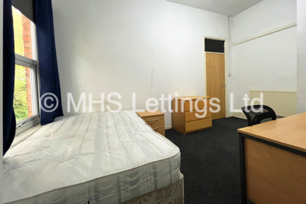 Photo of 6 Bedroom Mid Terraced House in 43 Regent Park Terrace, Leeds, LS6 2AX