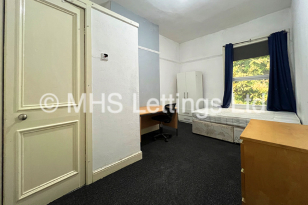 Photo of 6 Bedroom Mid Terraced House in 43 Regent Park Terrace, Leeds, LS6 2AX