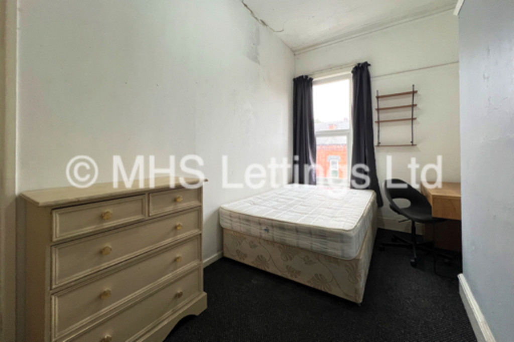 Photo of 6 Bedroom Mid Terraced House in 43 Regent Park Terrace, Leeds, LS6 2AX