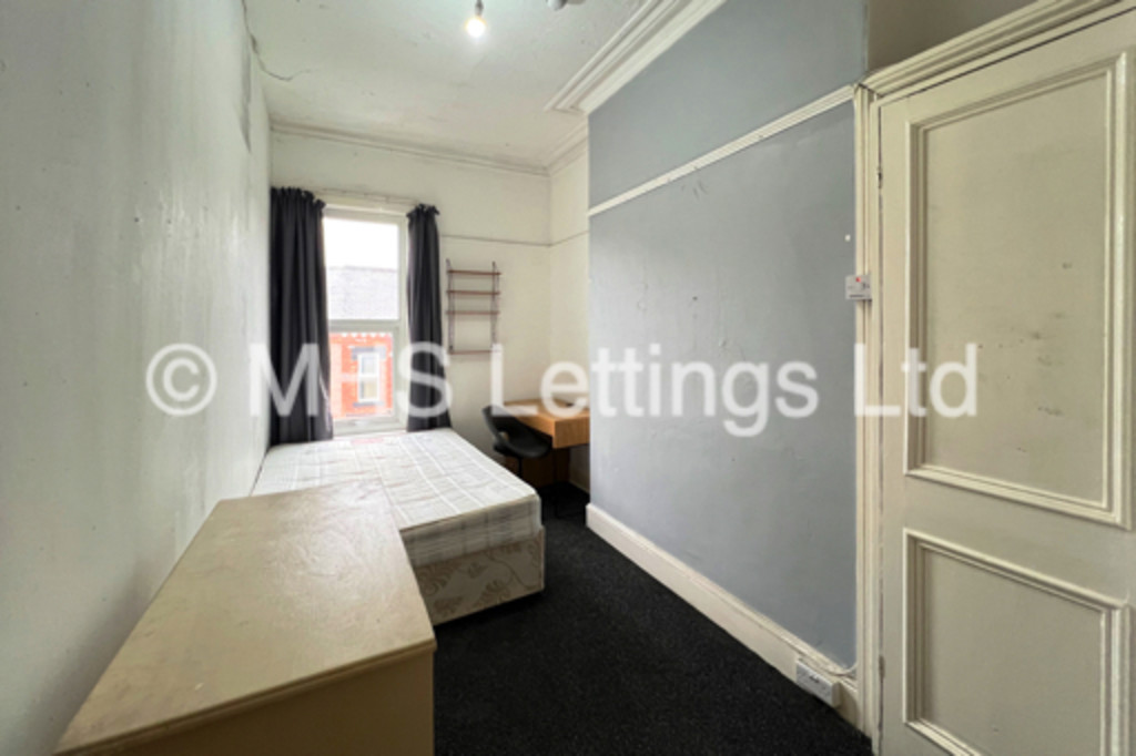 Photo of 6 Bedroom Mid Terraced House in 43 Regent Park Terrace, Leeds, LS6 2AX