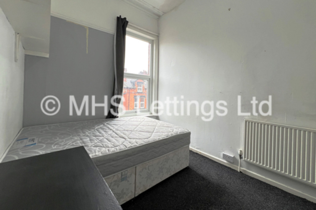 Photo of 6 Bedroom Mid Terraced House in 43 Regent Park Terrace, Leeds, LS6 2AX