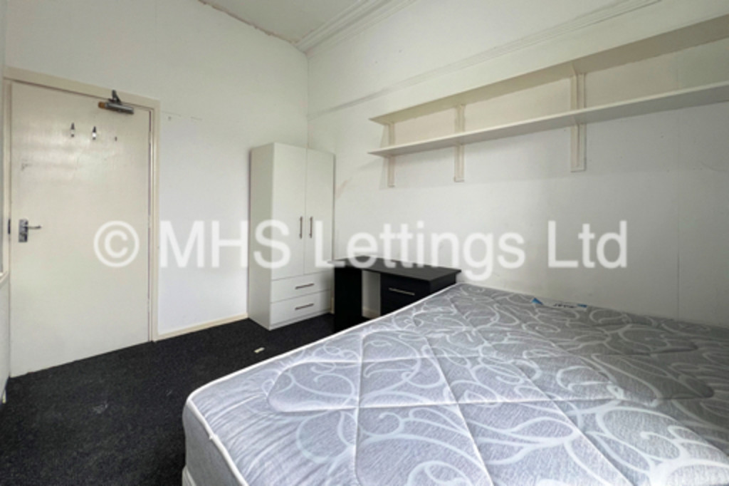 Photo of 6 Bedroom Mid Terraced House in 43 Regent Park Terrace, Leeds, LS6 2AX