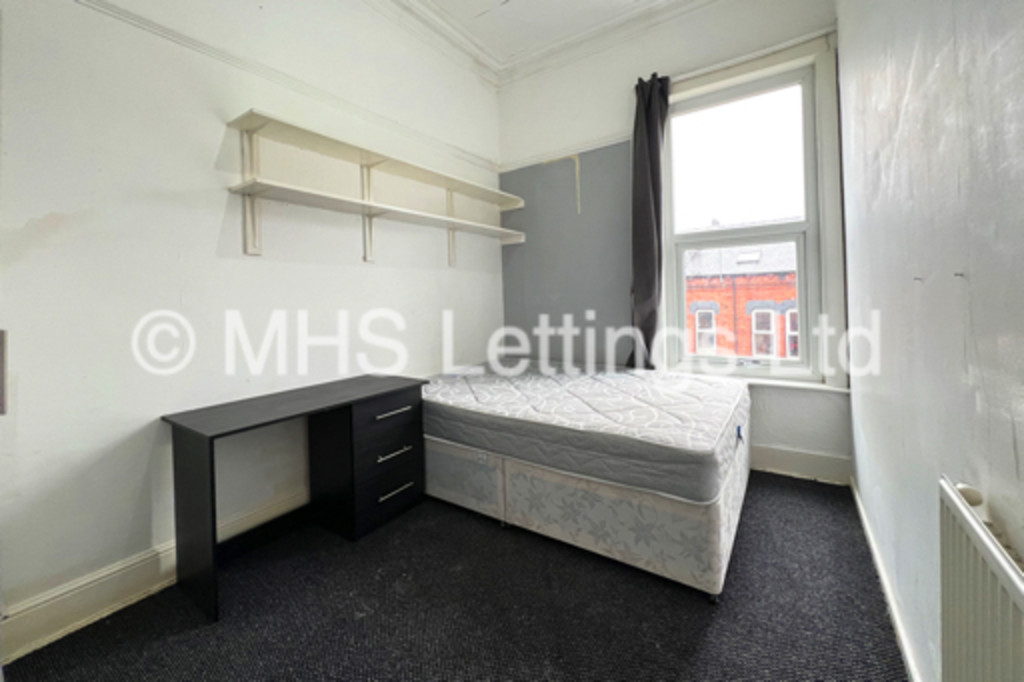 Photo of 6 Bedroom Mid Terraced House in 43 Regent Park Terrace, Leeds, LS6 2AX