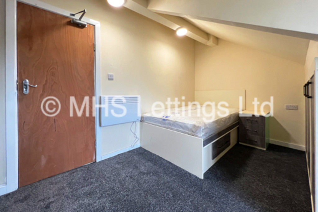 Photo of 6 Bedroom Mid Terraced House in 43 Regent Park Terrace, Leeds, LS6 2AX