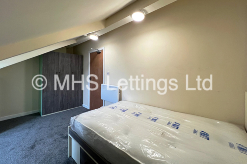 Photo of 6 Bedroom Mid Terraced House in 43 Regent Park Terrace, Leeds, LS6 2AX