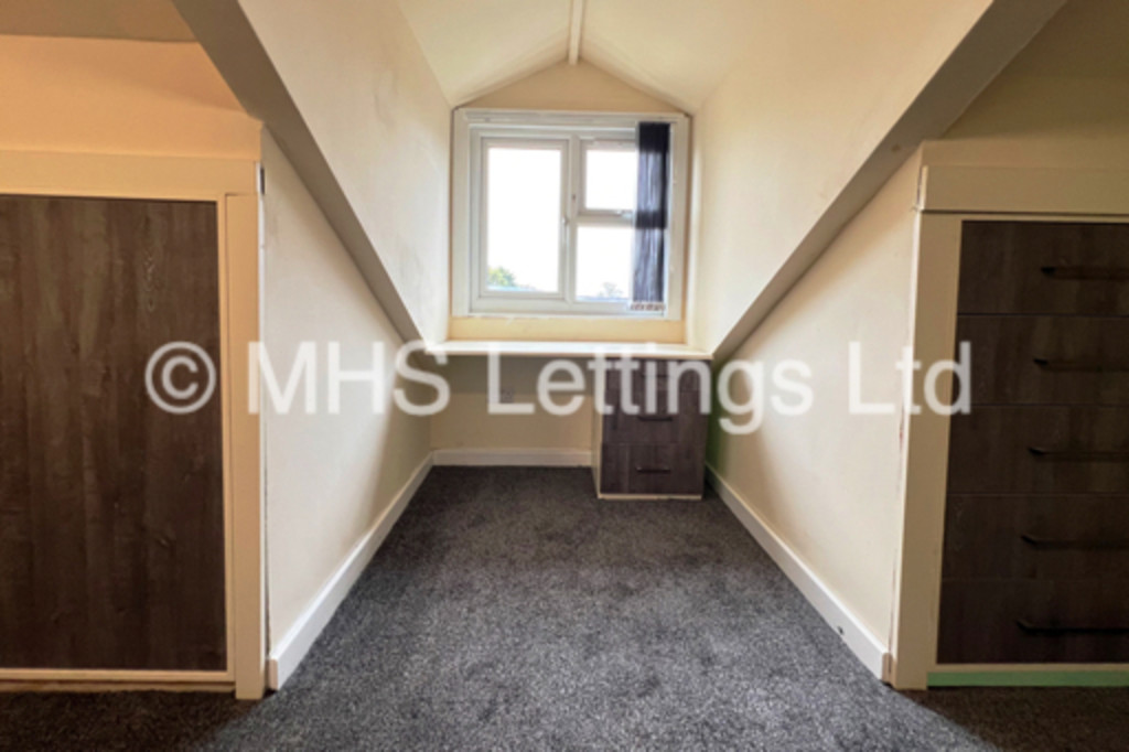 Photo of 6 Bedroom Mid Terraced House in 43 Regent Park Terrace, Leeds, LS6 2AX