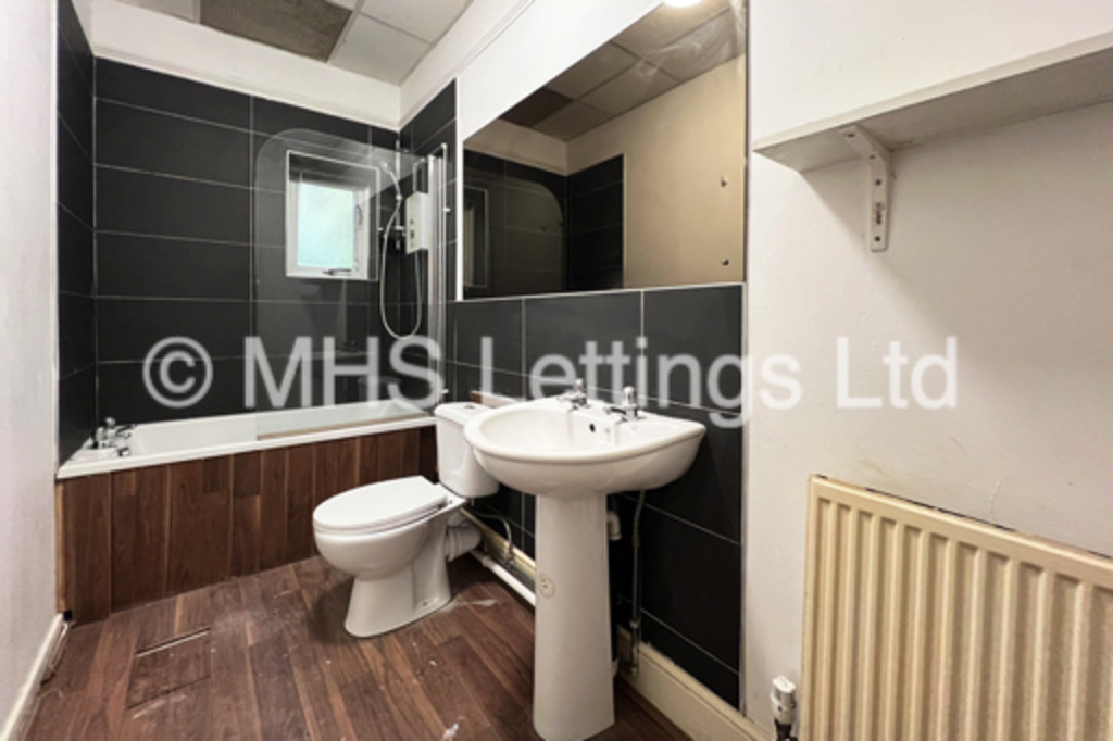 Photo of 6 Bedroom Mid Terraced House in 43 Regent Park Terrace, Leeds, LS6 2AX