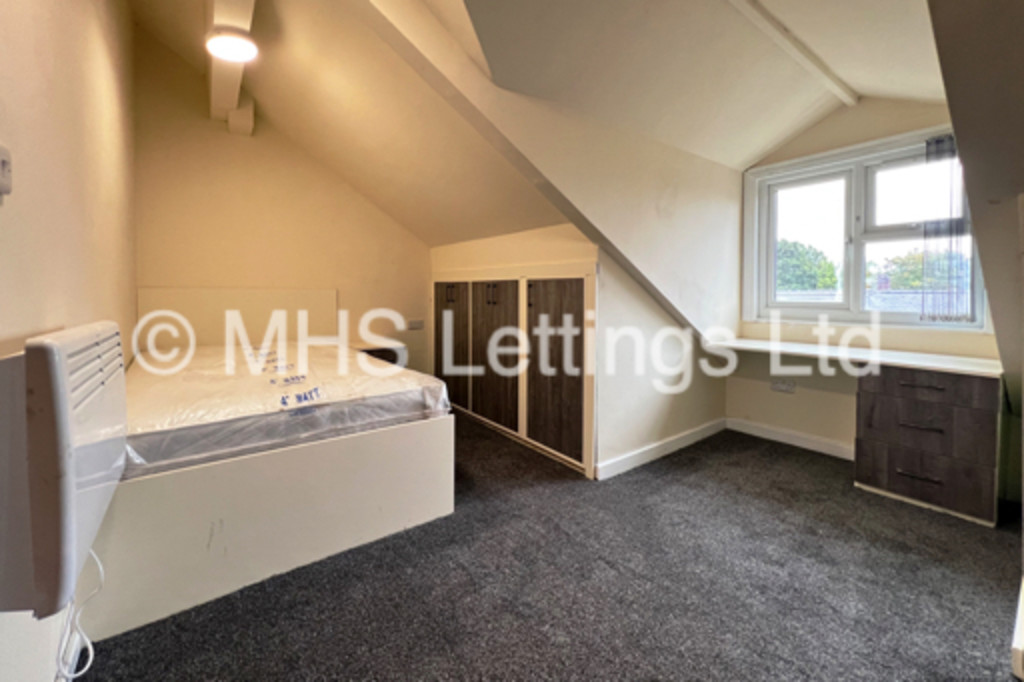 Photo of 6 Bedroom Mid Terraced House in 43 Regent Park Terrace, Leeds, LS6 2AX
