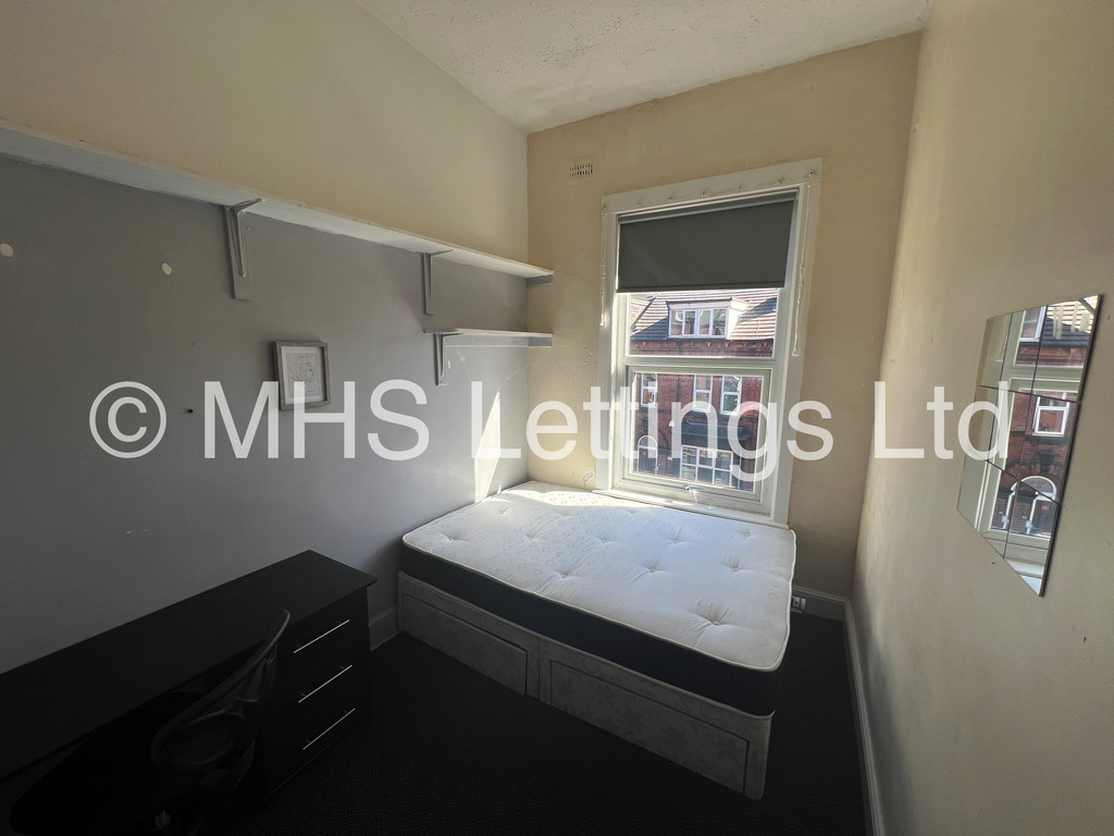 Photo of 6 Bedroom Mid Terraced House in 43 Regent Park Terrace, Leeds, LS6 2AX