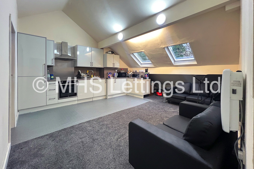 Photo of 6 Bedroom Mid Terraced House in 43 Regent Park Terrace, Leeds, LS6 2AX
