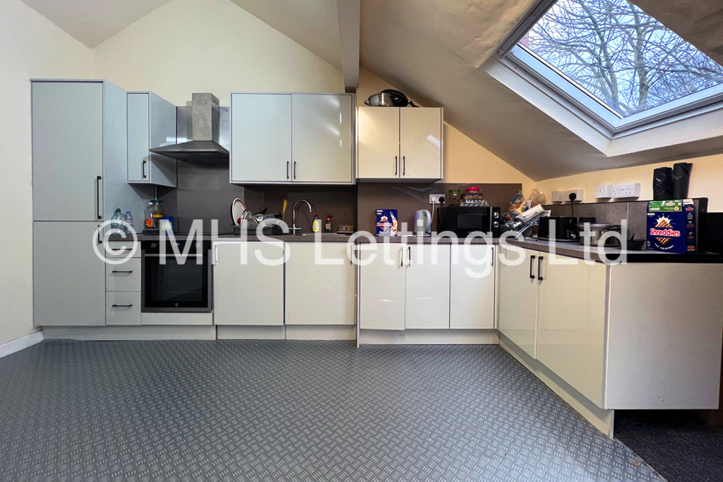 Photo of 6 Bedroom Mid Terraced House in 43 Regent Park Terrace, Leeds, LS6 2AX