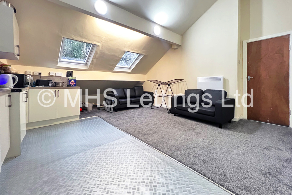 Photo of 6 Bedroom Mid Terraced House in 43 Regent Park Terrace, Leeds, LS6 2AX