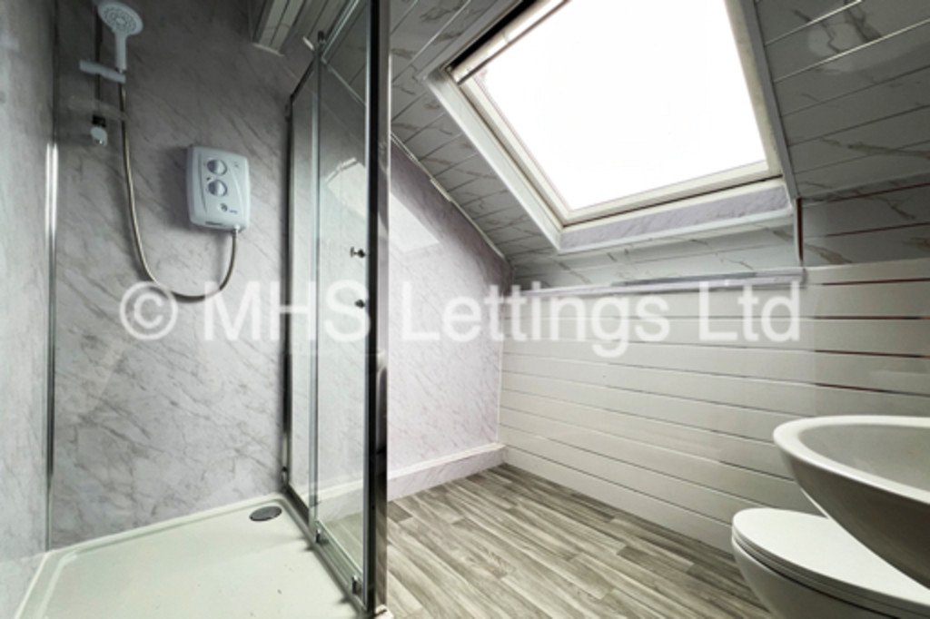 Photo of 6 Bedroom Mid Terraced House in 43 Regent Park Terrace, Leeds, LS6 2AX