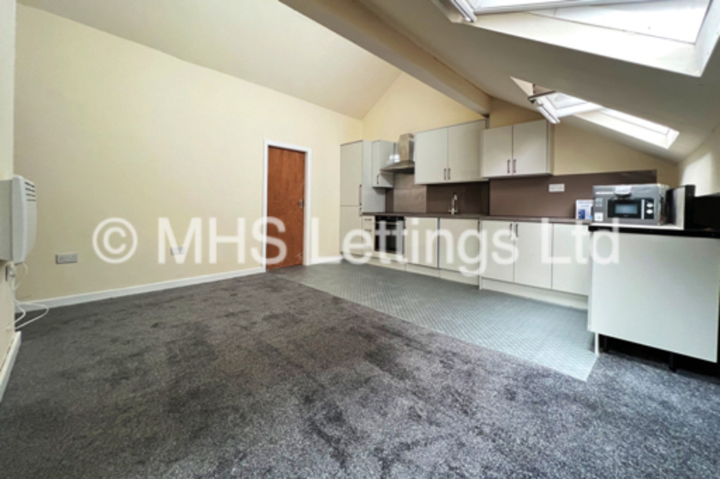 Photo of 6 Bedroom Mid Terraced House in 43 Regent Park Terrace, Leeds, LS6 2AX