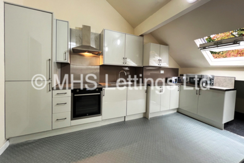 Photo of 6 Bedroom Mid Terraced House in 43 Regent Park Terrace, Leeds, LS6 2AX