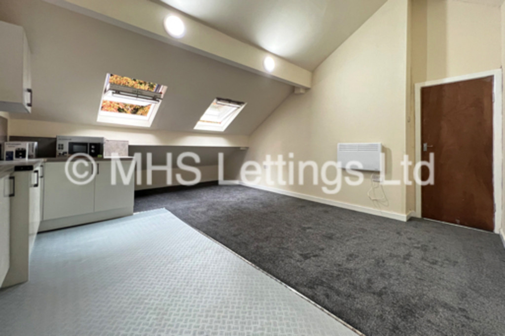 Photo of 6 Bedroom Mid Terraced House in 43 Regent Park Terrace, Leeds, LS6 2AX