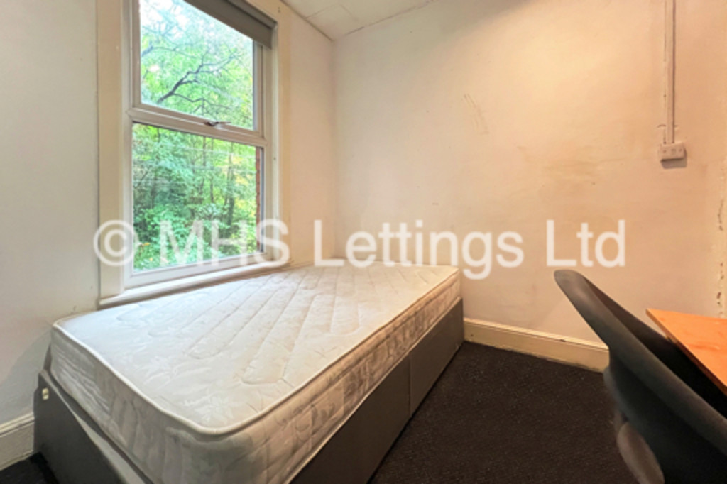 Photo of 6 Bedroom Mid Terraced House in 43 Regent Park Terrace, Leeds, LS6 2AX