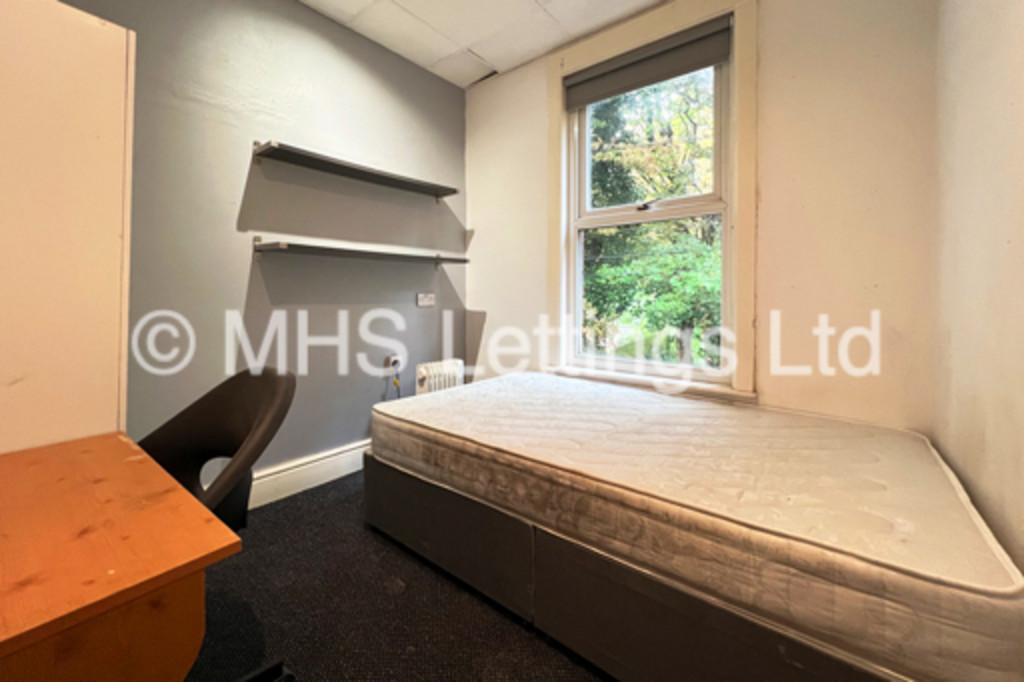 Photo of 6 Bedroom Mid Terraced House in 43 Regent Park Terrace, Leeds, LS6 2AX