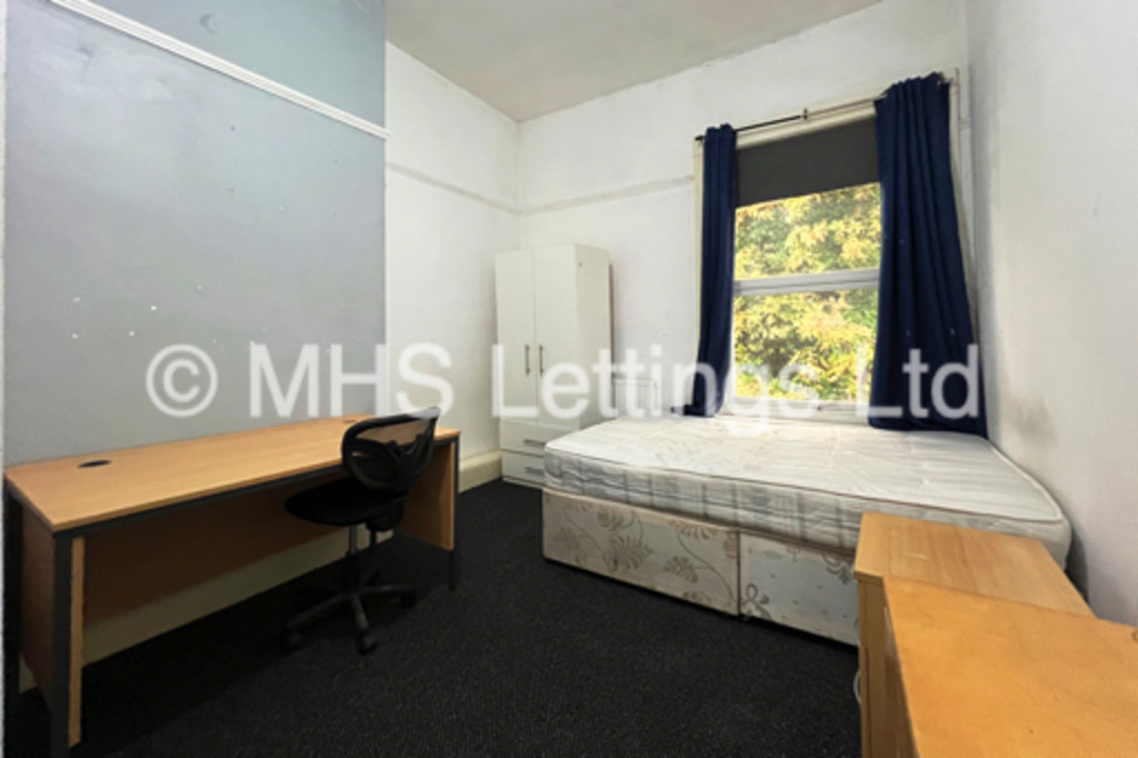Photo of 6 Bedroom Mid Terraced House in 43 Regent Park Terrace, Leeds, LS6 2AX