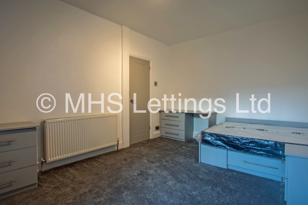 Photo of 2 Bedroom Mid Terraced House in 34 Harold Road, Leeds, LS6 1PR