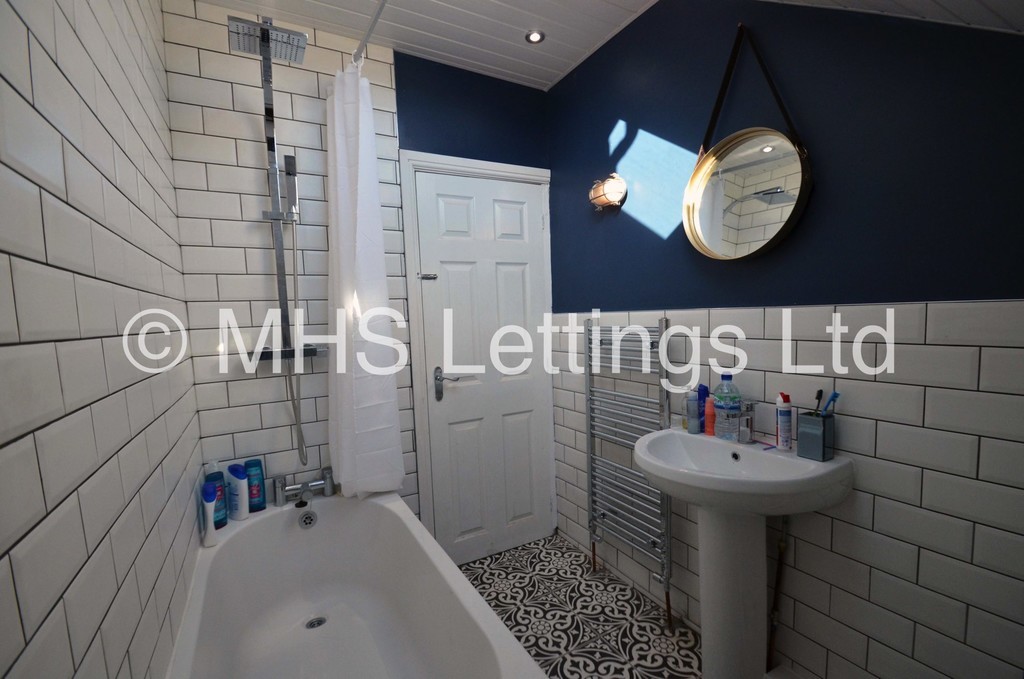 Photo of 4 Bedroom Flat in Flat 1, 47 Clarendon Road, Leeds, LS2 9NZ